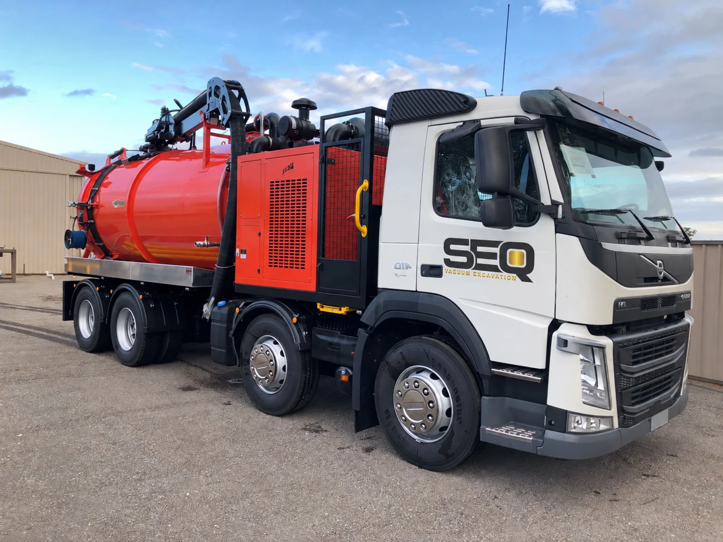SEQ vacuum excavation truck with red tank and white cab